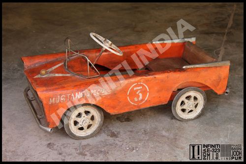 मशीन से बनी विंटेज एंटीक टॉय पेडल कार