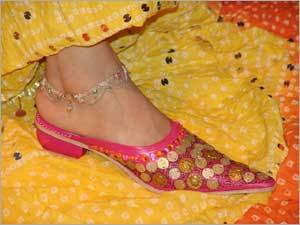 sequined जुत्ती