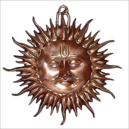 हाथ से बनाए गए धातु का सूर्य