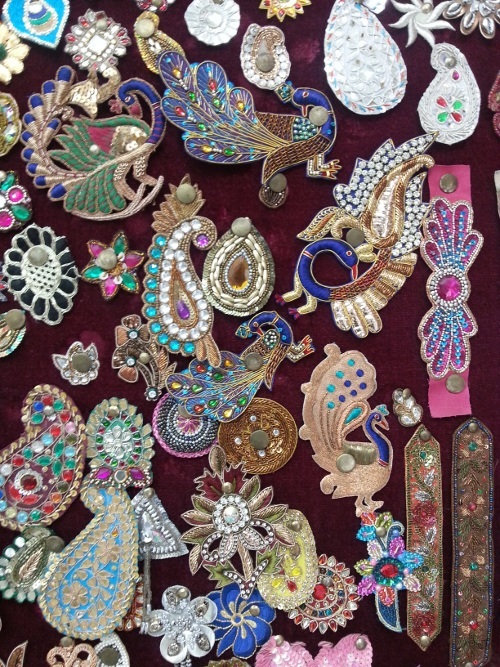 बहुरंगा हस्तनिर्मित मयूर पैच