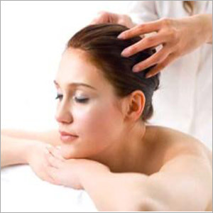 जड़ी-बूटियों की सुगंध से शारीरिक और मानसिक थकान को दूर करने के लिए आरामदायक मालिश