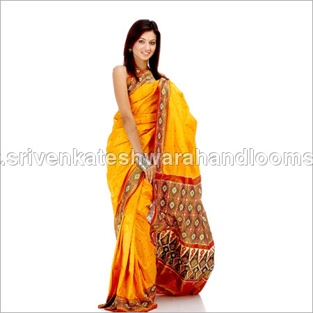 पीली और लाल रेशमी साड़ियाँ
