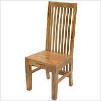 ठोस लकड़ी की कुर्सियाँ