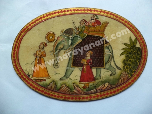 ऊंट की हड्डी की थाली पर बनाई गई भारतीय लघु चित्रकारी