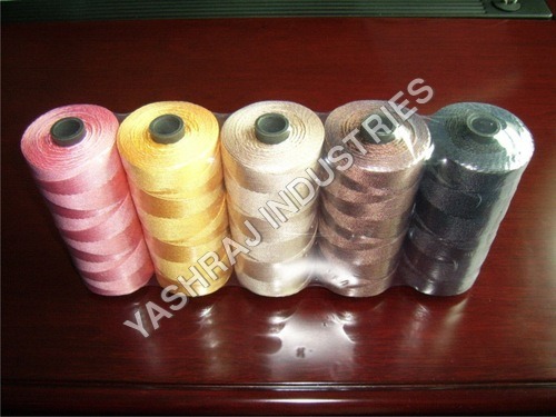 घुमाए गए बारिक धागे