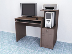 लकड़ी की कंप्यूटर टेबल