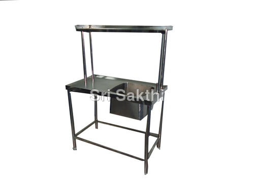 सिंक के साथ टेबल