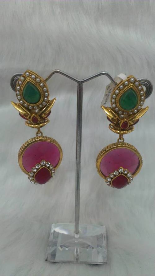 डिज़ाइनर अनुकरण कान की बालियां