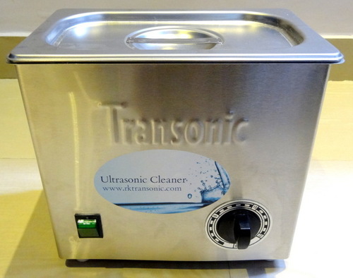 नाखून स्पा उपकरणों की सफाई करने वाला