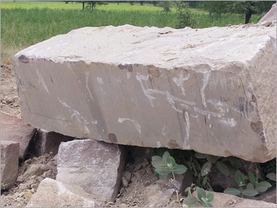 खुरदरे ग्रेनाइट ब्लॉक्स