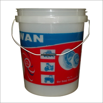 सफेद और लाल औद्योगिक प्लास्टिक की बाल्टी