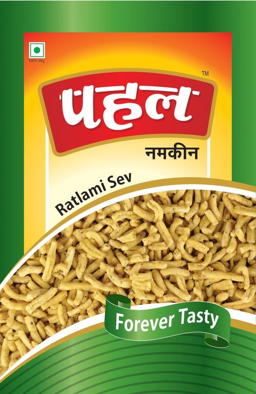 रतलामी सेव एक प्रसिद्ध नाश्ता है जो विशेष रूप से हल्दी, मसालों और चाय के साथ परोसा जाता है। यह कुरकुरी और स्वादिष्ट होती है, जो आपके चाय के समय के अनुभव को और भी खास बनाती है।