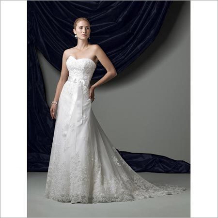 गले के लाइन वाले शादी के कपड़े