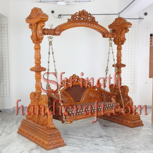 भारी नक्काशीदार खंभे की झूला