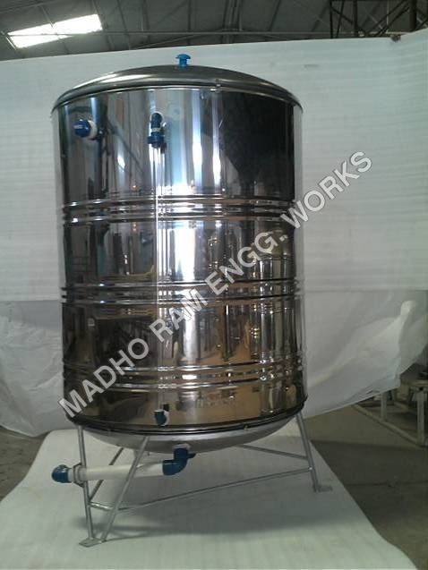 स्टेनलेस स्टील वाटर स्टोरेज टैंक