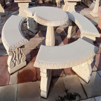 सैंडस्टोन बेंच