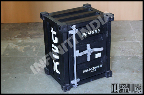 पेंटेड विंटेज कंटेनर बेडसाइड