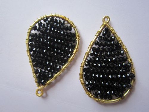 ब्लैक स्पिनल इयररिंग्स की एक जोड़ी सेट का वज़न: 1-5 ग्राम (G)