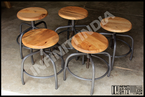 पॉलिश किया हुआ विंटेज इंडस्ट्रियल पाइप स्टूल