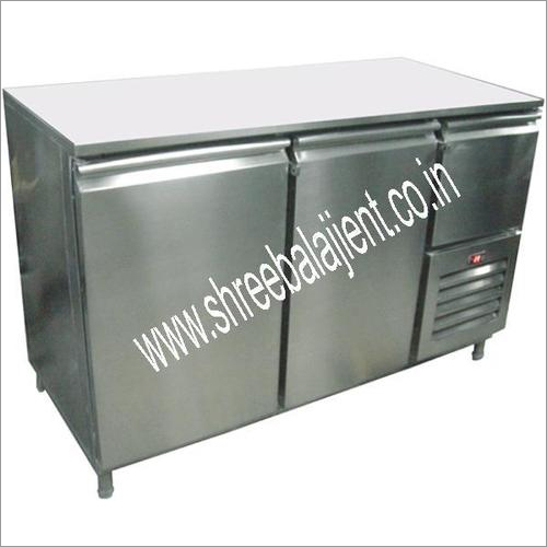 काउंटर रेफ्रिजरेटर के तहत मार्बल टॉप