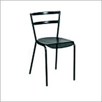 धातु की कुर्सियाँ