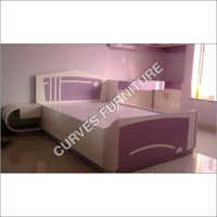 लकड़ी का बिस्तर