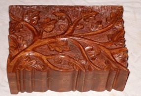 शिशम की लकड़ी से तराशा गया डिब्बा