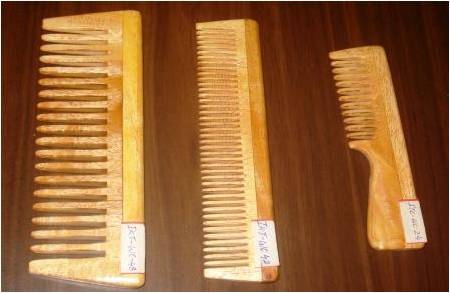 नीम की लकड़ी का कंघा