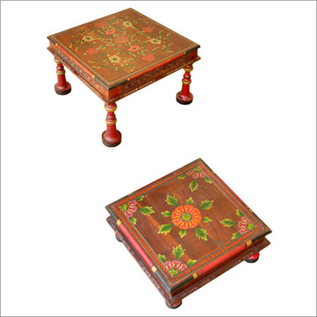 पेंट किए गए बैठने वाले मेज