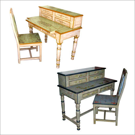 रंगीन टेबल्स और कुर्सियाँ