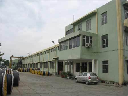 उपकरणों, मशीन टूल्स और उपकरणों की वायरिंग के लिए लचीले तार के केबल्स