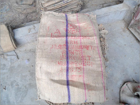 पुराने उपयोग किए गए जूट के थैले