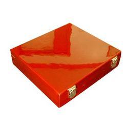 स्टाइलिश लकड़ी का उपहार आर्टिकल