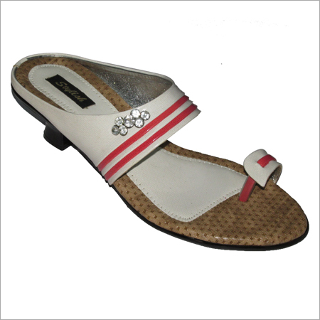 मोतियों वाली महिलाओं की सैंडल