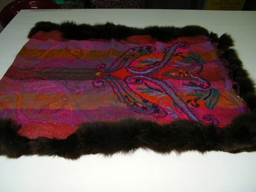 फॉक्स फर कढ़ाई वाले स्टोल्स