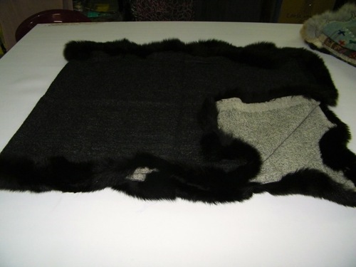 कालीनों के साथ काले स्टोल फ़ॉक्स फ़र