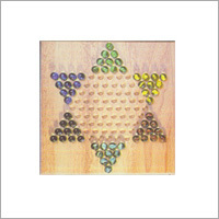 चीनी चेकर्स एक लोकप्रिय बोर्ड गेम है जिसमें 2 से 6 खिलाड़ी अपने रंग के पॉन का उपयोग करके खेलते हैं। खेल का उद्देश्य आपके सभी पॉन को आपके विरोधी की तरफ से शुरू करने वाली टीम में स्थानांतरित करना है। खेल का मैदानी आकार एक सितारे के आकार का होता है और यह अलग-अलग पॉजिशनों से खेलने की रणनीति का मौका देता है।