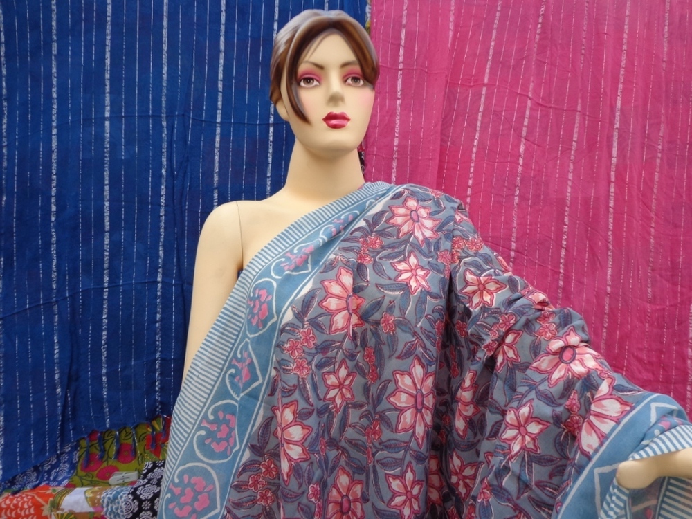 मल्टी-कलर रोज फ्लावर हैंड प्रिंटेड सारंग