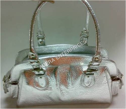 सिल्वर डिज़ाइनर हैंडबैग्स