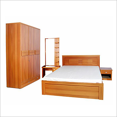 विंटेज लकड़ी का बिस्तर