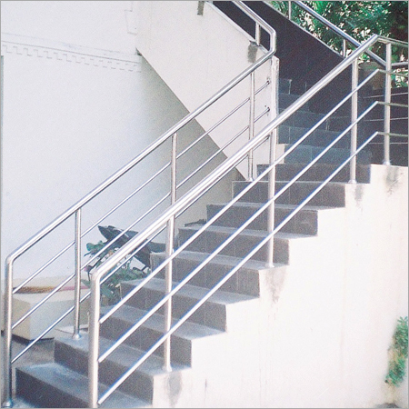 मिडरेल्स के साथ एसएस रेलिंग