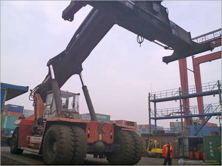 कंटेनर लिफ्टिंग क्रेन