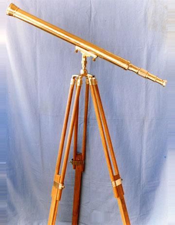 स्टैंड के साथ ब्रास टेलीस्कोप।
