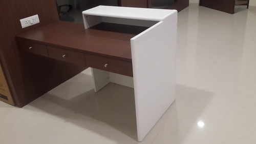 विशिष्ट रिसेप्शन टेबल