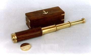 पीतल की हाथ वाली दूरबीन।