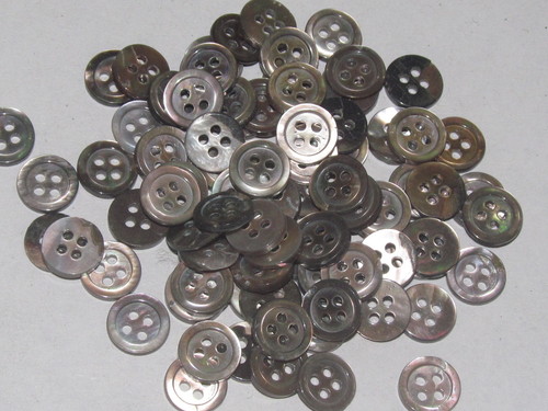 काले मोप शेल बटन