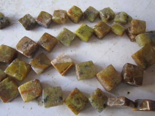 प्राकृतिक 13 इंच ग्रीन ओपल प्लेन बॉक्स बीड्स