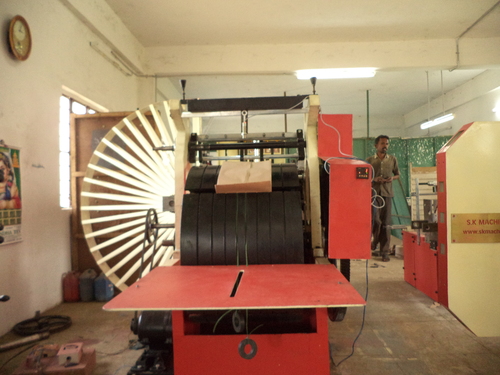 लाल और सफेद और काले बड़े आकार के कवर बनाने की मशीन