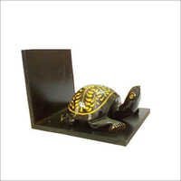 पॉलिश की हुई लकड़ी की मूर्तियां