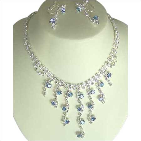 नकली आभूषण सेट